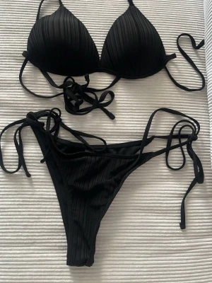 Svart ribbad bikini med knyt - Svart bikini i storlek M