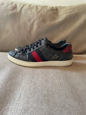 Gucci ace - Säljer nu dessa schyssta Gucci ace skorna, Sjukt fint skick med knappt någon slitning på materialet. Storlek Uk 8 sitter som 42EU