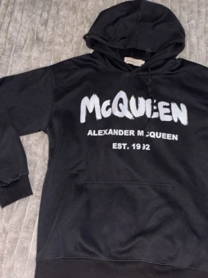 Svart hoodie från Alexander McQueen - Säljer min Alexander McQueen hoodie som är i nyskick inga hål eller slittningar någonstans. Den är i storlek L men Sitter mer som M. 
