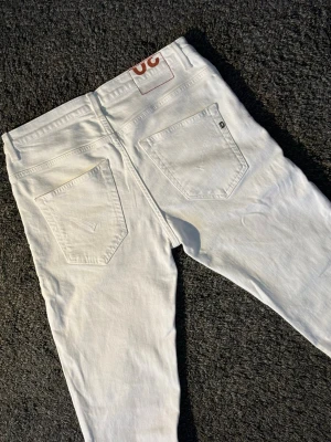 *Vita Dondup Jeans* - Ett par stilrena Jeans från Dondup, mycket passande nu till sommaren. Storleken är följande: W30/L30. Nypris ~ 4000kr. Hör av dig vid frågor!