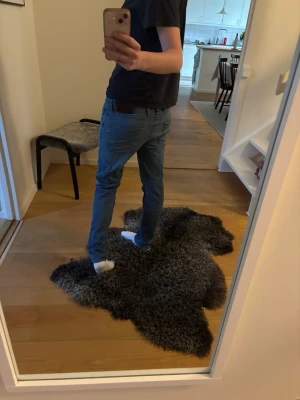 Replay jeans  - Ett par replay jeans i strl 32 30 herr slim fit. Absolut möjlighet till nerpruttning Honestly vill du inte missa ut på dessa jeans. Och glöm nt att fråga vid minsta fundering!! Ny pris ca 2000kr 