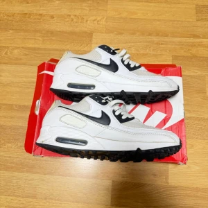 Sällsynta Nike Air Max 90 white black panda (CT1028 103) - Size 42,5 EU - Sällsynta skor i mycket bra skick och sparsamt använda. Normalt slitage förekommer men inget som påverkar användningen eller är mycket synligt.  Lätta och bekväma sneakers som passar perfekt till både vardag och träning.  Size: 42,5 EU                               🏷️ Rabatt vid köp av flera par skor!