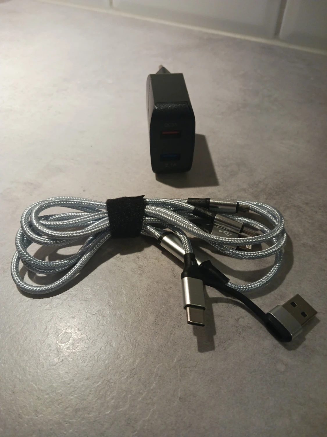 Laddare med multikabel USB och adapter - 2