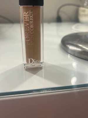 Dior Forever Skin Correct Concealer - Dior Forever Skin Correct Concealer i nyansen 3WO. Kommer i en rektangulär genomskinlig plastförpackning med svart lock. Concealern har en varm beige ton och ger hög täckning med en krämig formula. Perfekt för att täcka mörka ringar och ojämnheter.