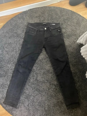 Svarta replay anbass  - Säljer dessa skit feta replay anbass-slimfit , storlek 28/32 men passar mer som en 30 i längd. Fint skick. Är 172 och dem sitter lite kort på mig. Ställ gärna frågor vid funderingen. Priset är ej satt!