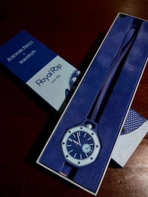 Audemars Piguet x Swatch Royal Pop klocka - Säljer en Audemars Piguet x Swatch Royal Pop klocka i blått med åttakantig boett och ljusblå detaljer. Klockan har ett stilrent armband och tydlig urtavla med indexmarkeringar och liten sekundvisare. Perfekt för dig som gillar unik design och coola samarbeten.