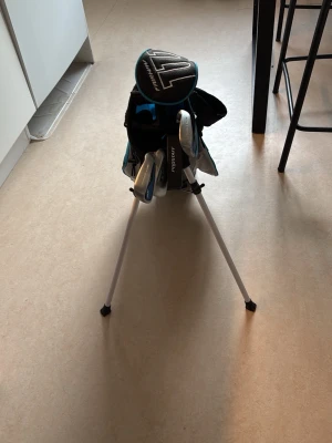 Golfbag med klubbor - Golfbag med klubbor till barn som är 5-7 år gammla jag säljer de för jag har växt ut dem de har fack på på båda sidorna och där bak perfekt för dig som är ute efter golf bag med klubbor