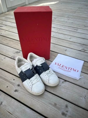 Valentino Open Navyblue -  Valentino Garavani Open. Storlek 42                                            Äkta                                                              Klassisk vit/navy färgkombination   Skick 8/10                                                  Inget OG medföljs, endast skorna                    Alltid öppen för prisförslag, hör av er vid minsta fundering      