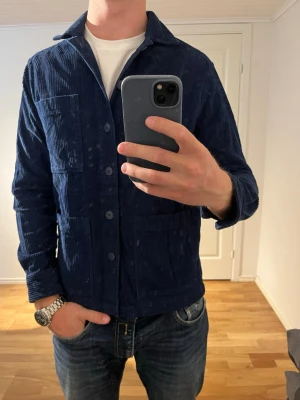 These Glory Days mörkblå Overshirt  - Säljer denna sjukt snygga Overshirten från These Glory Days⭐️ Färgen är mörkblå och storleken är S✅ Den har inga defekter och skicket är utomordentligt🙌🤝 Sjukt najs passform och passar perfekt till hösten☀️🙌 Tveka inte på att höra av er dig vid minsta fråga eller fundering😊