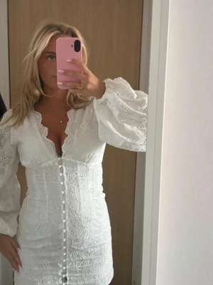 Spetsklänning embroidery dress - Superfin vit kort klänning med broderade spetsdetaljer och puffiga långärmar som är slutsåld på hemsidan köpt för 600kr🫶🌸