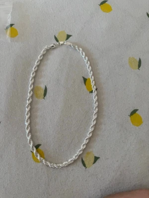 Cordell halsband silver 925. 8mm 60cm - Säljer ett snyggt halsband silver 925 med flätad design. Den är oanvänd och går runt 4500 men jag har inte förpackningen längre så jag säljer för 2000