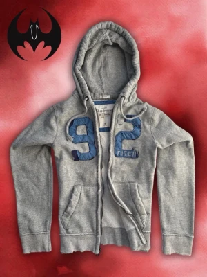 Vintage Abercrombie & fitch Zip-Hoodie - Säljer denna mycket sällsynta och eftertraktade Abercrombie & fitch Hoodie | Mycket bra skick | Size M | Längd: 65cm Bredd: 55cm Armlängd: 68cm | Skyltdocka: M - 48 cm axlar, 75 cm midja | Lägg endast bua med avsikt att köpa nu, inga fördröjning!
