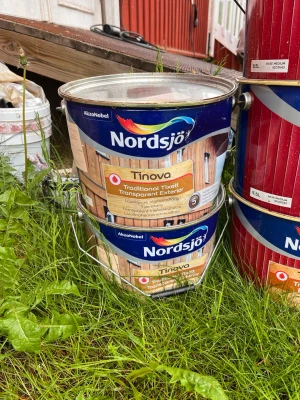 Nordsjö Tinova röd utomhusfärg - Skriv vid intresse köpta för 3000kr, 10 Liters hinkar, 