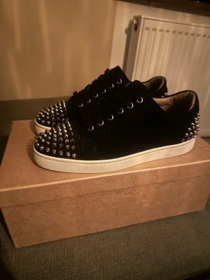 Christian Louboutin Seavaste  - Framför dig ser du ett par Christian Louboutin Seavaste, modellen i säg är rätt sällsynt men i denna färgen är än mer sällsynt, de som gör att den är så sällsynt är just att den inte tillverkas längre vilket kanske är lite kul att veta, skorna är i bra skick och allt og ingår 