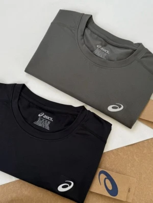 Två Asics tränings-tshirts - Säljer snygga tränings-tshirts från Asics, en i svart och en i mörkgrå. Båda har rund halsringning och Asics-logga tryckt på bröstet. Perfekta för gymmet eller löprundan tack vare det lätta och snabbtorkande materialet. Har rätt många i olika storlekar!