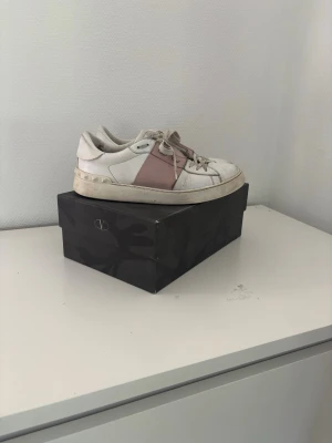 Valentino skor - The shoes will be thoroughly cleaned before sending. Size 40 but fits 41