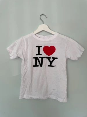 New York merch baby tee - Aldrig använd. Från New York. Liten i storleken. Mer som en xxs i storlek. Inga fläckar eller slitage.
