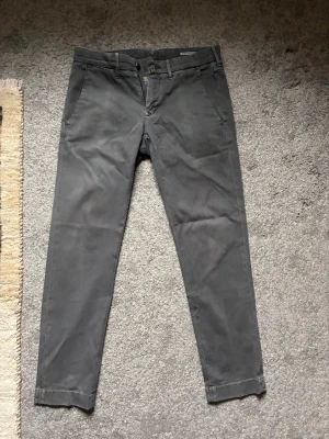 Jacob Cohen Chinos grå - Riktigt sköna chinos från Jacob Cohen i grå färg, perfekta för svala sommarkvällar. Nypris ligger på ~6000 kr 😊