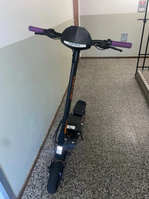 Kukirin G2  2026 - Säljer en elsparkcykel med svart ram och lila handtag. Den har en robust design med bred fotplatta och digital display på styret. Materialet är mestadels  och plast. Perfekt för att ta sig fram snabbt i stan eller till skolan.   Skärmen är trasig   🔻 man behöver byta bak däck Km är 100 den är helt ny