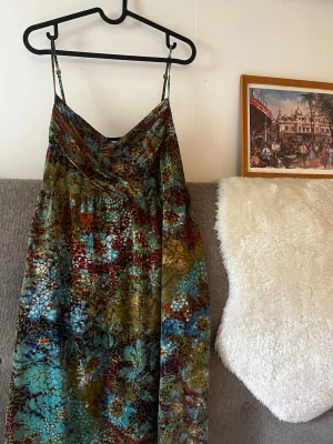  🪸Pinterest girl vibe - Säljer en midi klänning, knä höjd. Perfekt för sommarens alla tillfällen. Storlek M