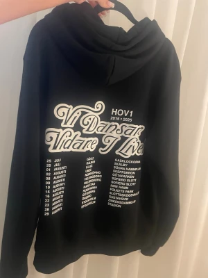 Hov1 hoodie  - Hov1 hoodie 2025 verititionen. Säljer då jag inte andvänder den och vill se om någon vill köpa den och hur mycket dem kan ge för den