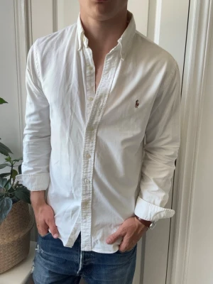 Ralph lauren skjorta  - Ralph lauren skjorta, Inga defekter förutom lite missfärgad i kragen och under armhållorna, tror svettfläckar / solkräms! Modellen i bilderna är 180 cm 75 kg och bär Storlek M slim fit , Kom med frågor! 🌟 (Kan gå ned i pris vid köp av paket 😉) 