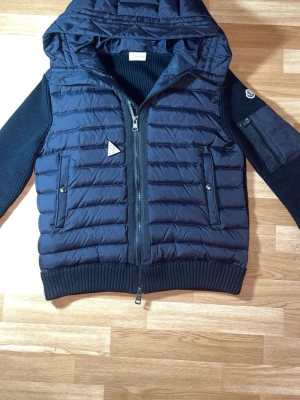 Moncler Cardigan  - Hej säljer en riktigt fin och stilig Moncler Cardigan i svart.  Storlek M/2 men passar som S.   Jackan är använd i cirka 1 månad inget fel, inga hål.       Jätte bra kvalité.    NFC funkar,  QR koden fungerar.     Skriv vid allra minsta intresse. 