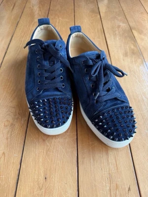 Christian Louboutin skor mörkblå  - Loubs i storlek 41 1/2, fint skick på skorna. Garanterar äktenhet. Skicket utifrån bilderna 