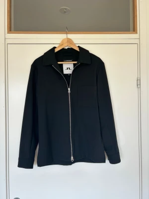 J.Lindeberg Overshirt  - Säljer denna overshirt från J.Lindeberg. Storlek S. Skicket är 8,5/10 inga konstigheter! Perfekt för sommarkvällar. Nypris ca 3000 kr 