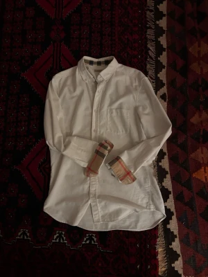 Burberry skjorta - Hej, säljer en riktigt fet skjorta från ”Burberry” i väldigt bra skick. Skjortan är sparsamt använd! Skjortan är M men passar också S. Skriv vid minsta fundering!