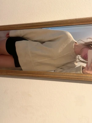 Knit sweater  - Beige oversized stickad tröja med slits på sidorna från Zara i strl S (passar även M) och nyskick. Pris kan diskuteras vid snabb affär. 