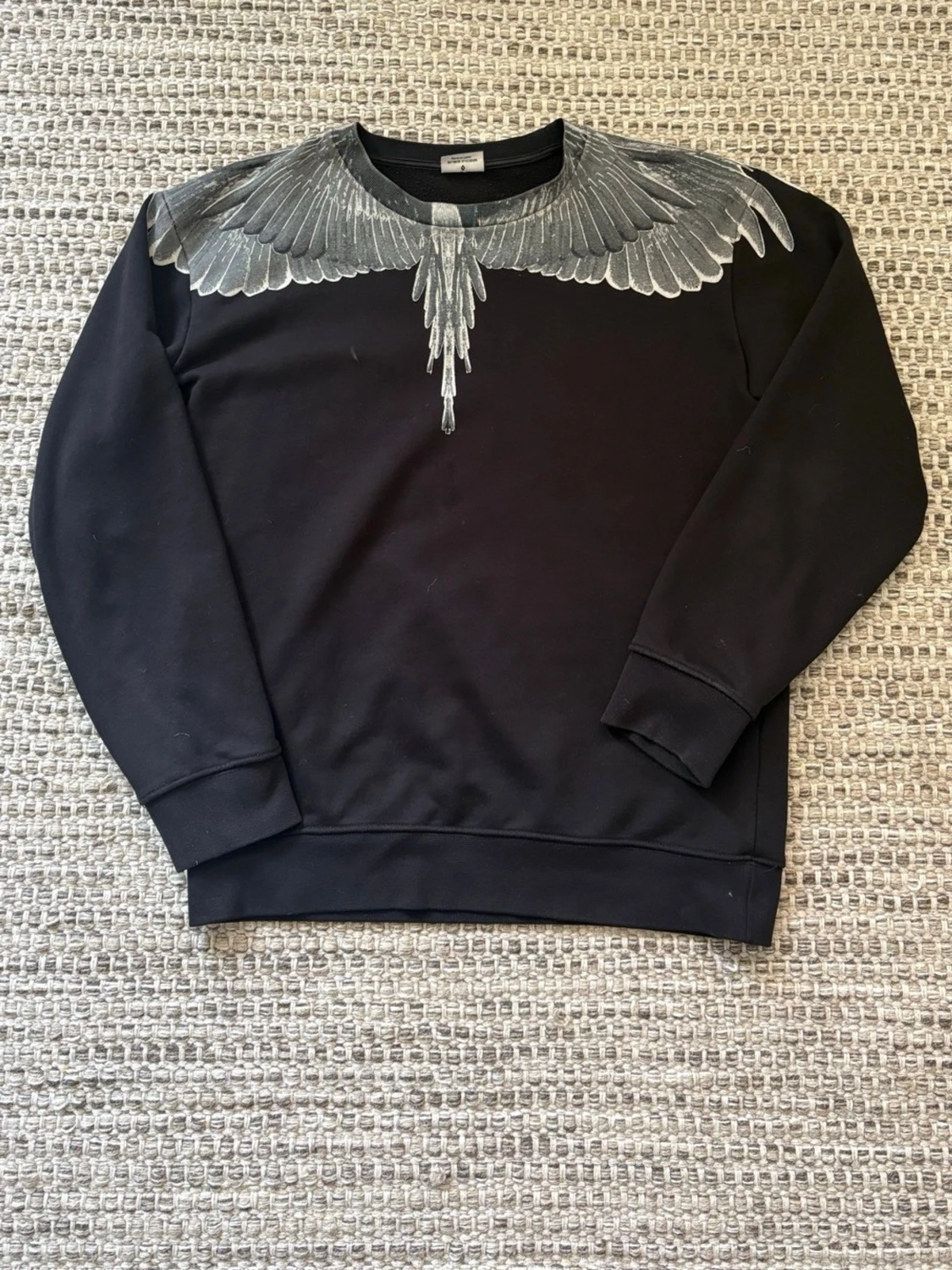 Svart sweatshirt med vingtryck från Marcelo Burlon