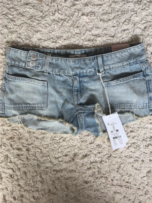 Ljusblå jeans shorts - Säljer ett par super fina jeans shorts från Gina tricot. De är lågmidjade. De är nya med pris lapp på. Jag alldrig använts. Ge gärna prisförslag!!❣️
