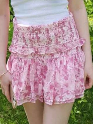 Söt kjol  - Söt kjol från Gina tricot! Storlek xxs men passar xxs-s🌸 Endast använt fåtal gånger så nyskick💕