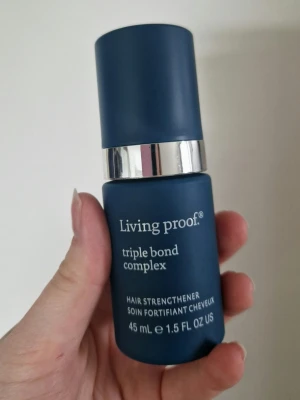 Living Proof Triple Bond Complex Serum 45ml - Köpt för ca en månad sedan. Knappt använd då den ej passade mitt hår. Nypris 500kr.