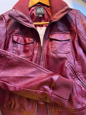 Röd skinnjacka  - Snygg röd skinnjacka från BDG Urban Outfitters! Med prislappen kvar, endast testad, alltså i nytt skick ❤️ butikspris: 959kr