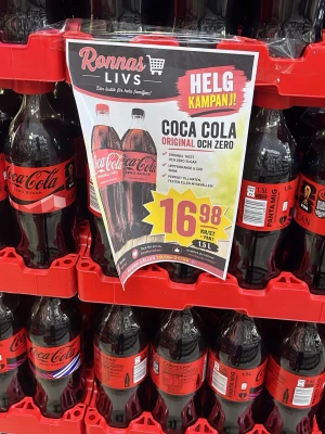 Coca Cola 1,5L PET-flaska - Stor PET-flaska med Coca Cola, klassisk svart och röd etikett. Finns både som original och zero sugar-variant. Perfekt till snacks eller att ha i kylen när du vill ha något kallt och bubbligt att dricka.