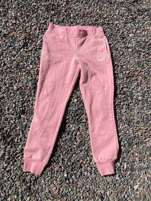 Snygga rosa mjukisbyxor från PUMA - Säljer ett par snygga mjukisbyxor i en snygg rosa färg. Dom är från Puma i storlek M. Säljes för att dom tyvärr är för små. Det är knytning i midjan🤩☺️