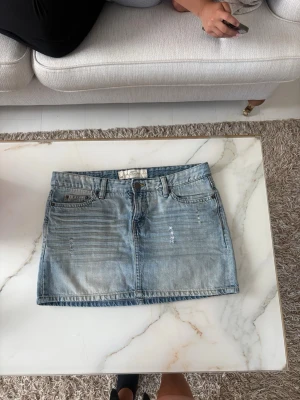 Lågmidjad mini jeanskjol - Skitsnygg ljusblåa lågmidjad mini jeanskjol