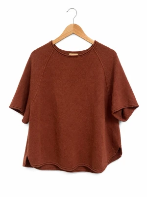 Soft goat stickad topp med kort ärm - Snygg rostbrun / vinröd soft goat stickad topp med korta ärmar och rund hals. Modellen är boxig och avslappnad med lätt rundad nederkant. Perfekt att styla med jeans eller kjol för en chill look. Materialet är av kaschmir och är mjukt och bekvämt. Passar alla storlekar!💕