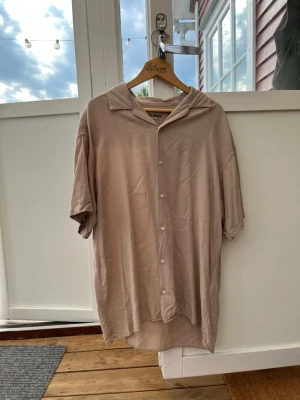 Jack & Jones Beige Skjorta Herr - En snygg kortärmad skjorta från Jack & Jones!   Kontakta mig vid frågor!