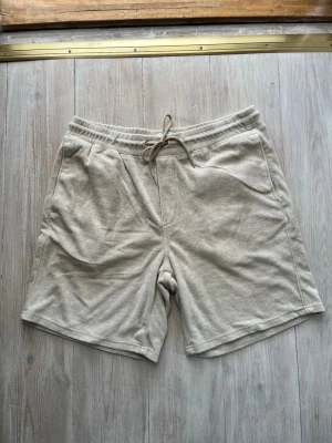 Studio Total Beige Terryshorts Herr - Bekväma och snygga terryshorts från STUDIO TOTAL!  Kontakta mig vid frågor! 