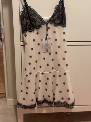 Prickigt klänning från Bershka - Supersöt klänningen från Bershka som inte säljs längre. Aldrig använt och prislappen sitter även kvar. 