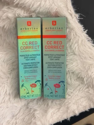 Erborian CC Red Correct Foundation - Säljer två förpackningar av Erborian CC Red Correct, en foundation med färgkorrigerande egenskaper och SPF 25. Innehåller 15 ml per tub och har en grön ton som jämnar ut rodnad. Kommer i snyggt skimrande grön kartong med röda och blå detaljer.