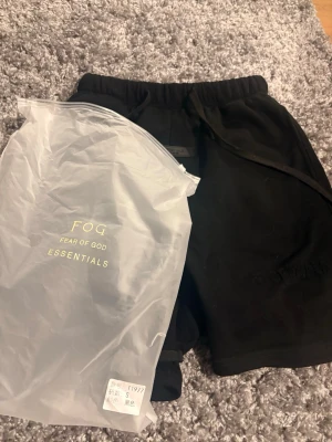 Essentials shorts - Säljer ett par essentials shorts i storlek S, shortsen är använda men fortfarande i gott skick! Dustbag kommer med men tagsen är borta