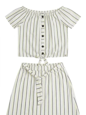 Randigt set med knyt och knappar - Säljer ett vitt set med svarta vertikala ränder. Toppen har off-shoulder design, korta ärmar, knappar framtill och knyt i midjan. Kjolen har matchande ränder och ett knytband i midjan. Perfekt för en trendig och avslappnad look.