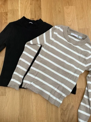 Randig beige och vit stickad tröja - Säljer en ribbstickad tröja i beige och vitt med horisontella ränder. Tröjan har rund halsringning och långa ärmar. Perfekt för dig som gillar en enkel men snygg stil. Materialet känns mjukt och stretchigt.