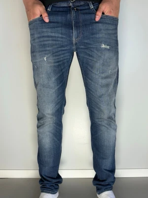 Mörkblå Replay jeans med slitningar  - Tjeeena! Säljer nu dessa Replay jeans med slitningar (Modellen Anbass) som är riktigt schyssta! Storleken på dessa är waist 33 och length 32! Det är som sagt bara att höra av dig om du funderar över nåt! Tack på förhand, MVH CarsliCloset! 💙
