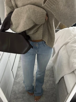 nelly jeans  - lågmidjade nelly jeans i ljusblå. storlek 34/XS. använda men ser som nya ut!