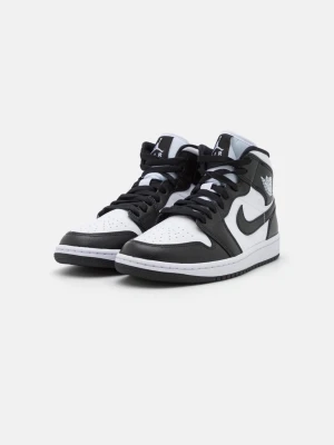 Svarta och vita Nike Air Jordan 1 Mid - Säljes: Air Jordan 1 Mid – Svart/Vit (Original) – Storlek 37  Säljer ett par snygga och tidlösa Air Jordan 1 Mid i svart och vitt. Skorna är 100 % original och köpta hos JD Sports Sverige. Den klassiska färgkombinationen passar till nästan alla outfits och fungerar lika bra till vardags som till en mer uppklädd stil.  Information:  * ✅ Modell: Air Jordan 1 Mid * ✅ Färg: Svart/Vit * ✅ Storlek EU: 37 * ✅ US: 6 * ✅ UK: 4 * ✅ Original från JD Sports Sverige  Skorna är stilrena, bekväma och alltid tr